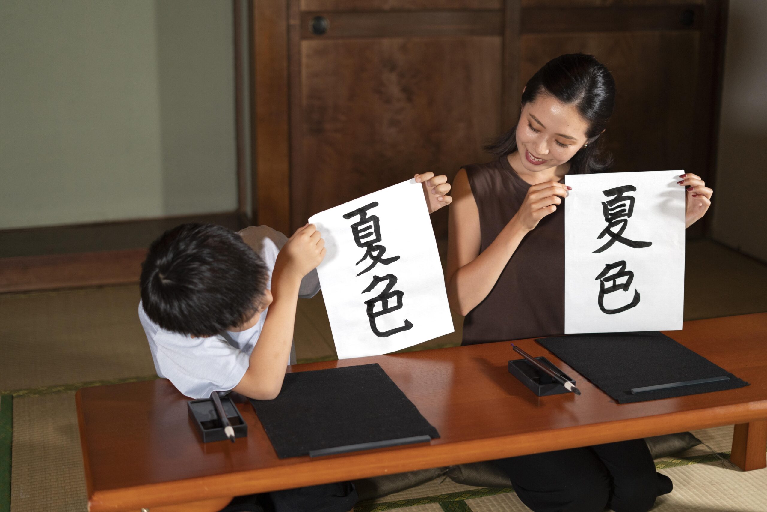 Learners in a beginner Japanese class in Dubai practising hiragana